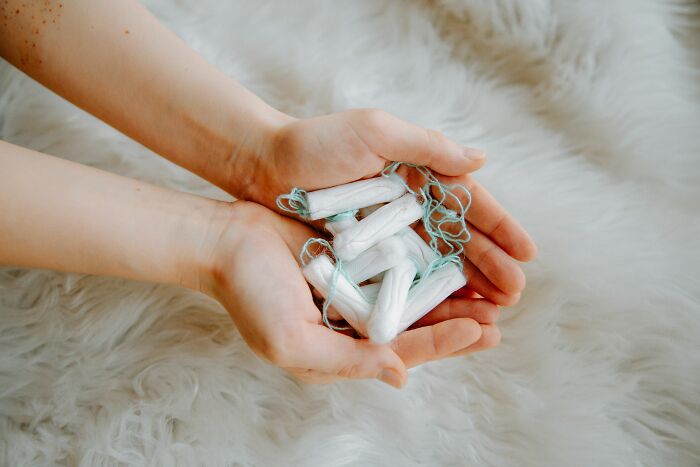 Hands holding several tampons, representing various standard medical procedures.
