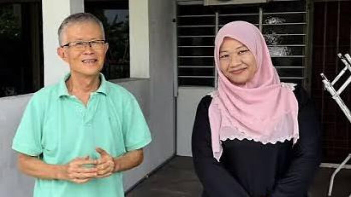 Police Officer Tracks Down And Thanks The Teacher Who Helped Her With School Expenses More Than 20 Years Ago