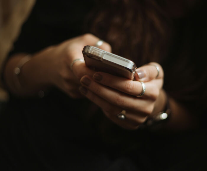 Close-up of a person's hands holding a smartphone, representing the use of dating profiles in a Becky experiment. Close-up of a person's hands holding a smartphone, representing the use of dating profiles in a Becky experiment.