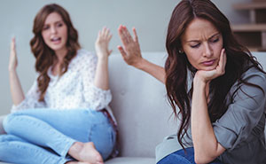 14YO Sneakily Wears Aunt's Sapphire Engagement Ring, Mommy Calls It Her Property As It’s Stuck