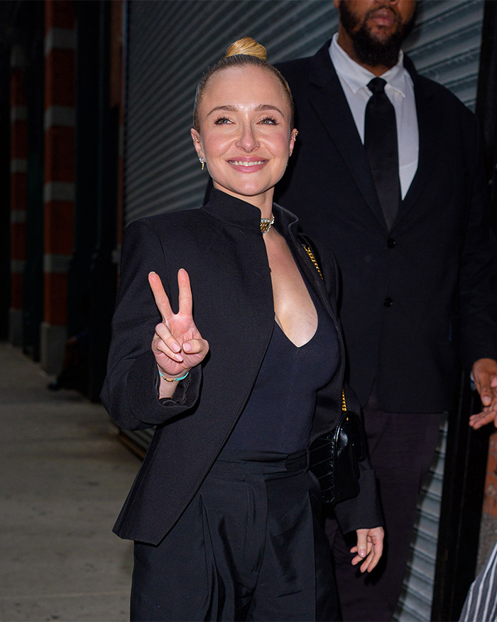Hayden Panettiere smiling, giving a peace sign; substance likely costing her life revealed. Hayden Panettiere smiling, giving a peace sign; substance likely costing her life revealed.