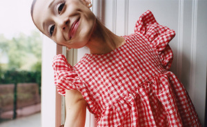 Las nuevas fotos de Ariana Grande generan preocupación al notarse un detalle alarmante