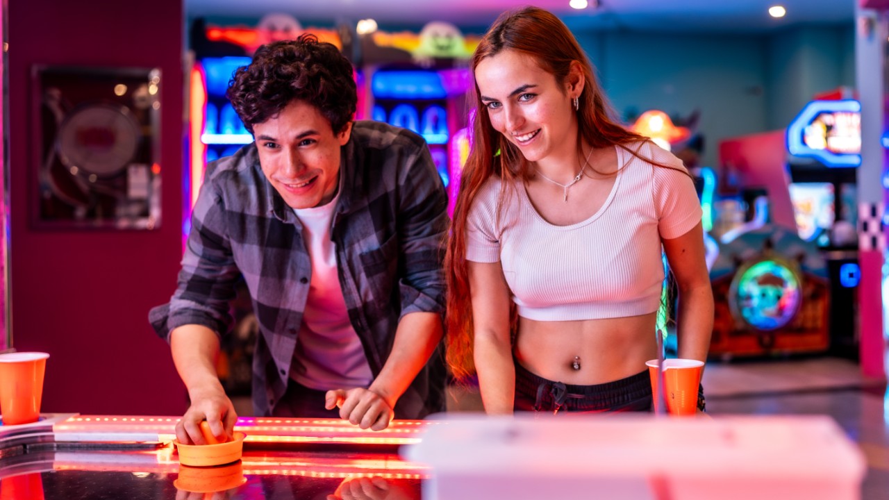 Woman Has To Hide In The Bathroom On The First Date After Guy Keeps Getting Worse And Worse
