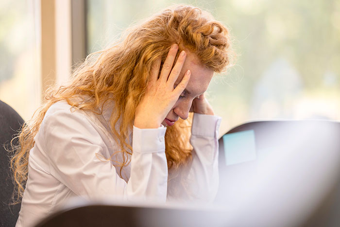 Friend’s Musty Smell Starts Clearing Rooms, Woman Dreads Being The One Who Finally Tells Her Friend’s Musty Smell Starts Clearing Rooms, Woman Dreads Being The One Who Finally Tells Her