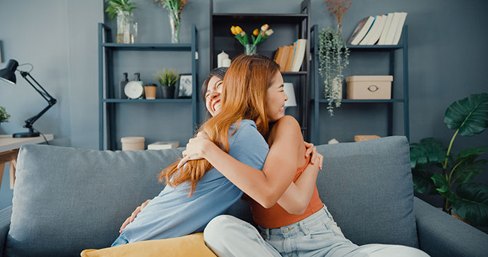 Friend’s Musty Smell Starts Clearing Rooms, Woman Dreads Being The One Who Finally Tells Her Friend’s Musty Smell Starts Clearing Rooms, Woman Dreads Being The One Who Finally Tells Her