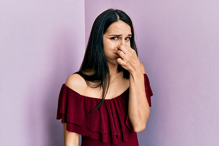 Friend’s Musty Smell Starts Clearing Rooms, Woman Dreads Being The One Who Finally Tells Her Friend’s Musty Smell Starts Clearing Rooms, Woman Dreads Being The One Who Finally Tells Her