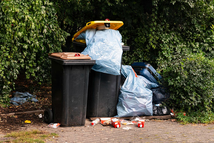 Woman Leaves A Nasty Surprise On Neighbors’ Door After They Refuse To Take Care Of Their Trash Woman Leaves A Nasty Surprise On Neighbors’ Door After They Refuse To Take Care Of Their Trash