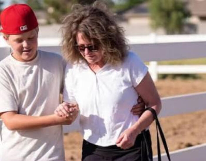 Young Boy Stops To Help Lost Elderly Woman With Dementia In 103°f Arizona Heat