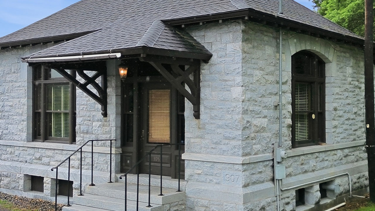 “Zillow Gone Wild”: 45 Of The Most Unhinged And Interesting Home Listings (New Pics)