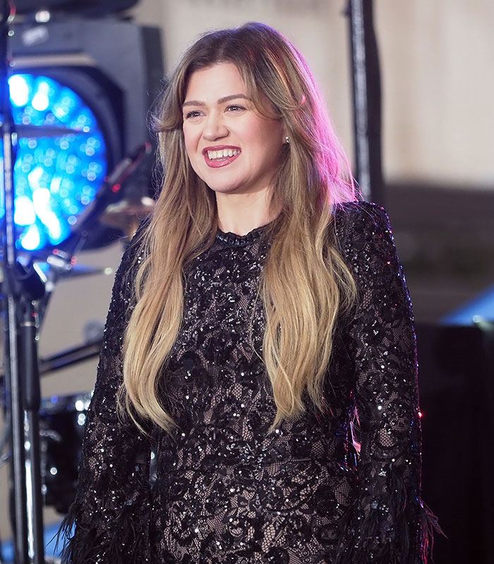 After Leaked Footage Of Kelly Clarkson’s Store Visit, Owner Makes Damning New Claims As Feud Spirals Out Of Control After Leaked Footage Of Kelly Clarkson’s Store Visit, Owner Makes Damning New Claims As Feud Spirals Out Of Control