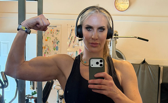 Strong 6 foot 5 tall Domme flexing her bicep in a gym while taking a selfie. Strong 6 foot 5 tall Domme flexing her bicep in a gym while taking a selfie.