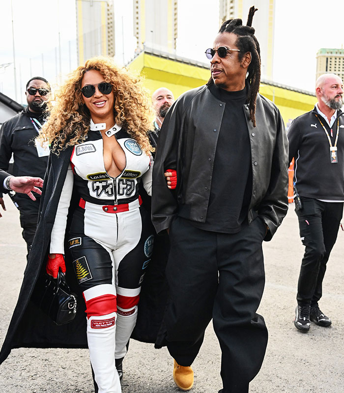 ‘She Looks Weird’: Internet Blasts Beyoncé’s Looks At Jay-Z’s Concert ‘She Looks Weird’: Internet Blasts Beyoncé’s Looks At Jay-Z’s Concert