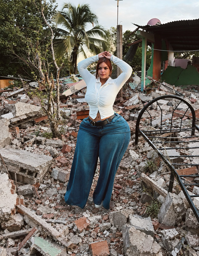 Plus-Size Model Who Gained Fame Because She Couldn't Fit In Plane Seats Reignites Controversy With Earthquake Photos Plus-Size Model Who Gained Fame Because She Couldn't Fit In Plane Seats Reignites Controversy With Earthquake Photos