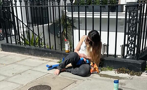 Esta madre de la realeza árabe fue encontrada inconsciente en una calle de Londres mientras su hija de 3 años jugaba descalza