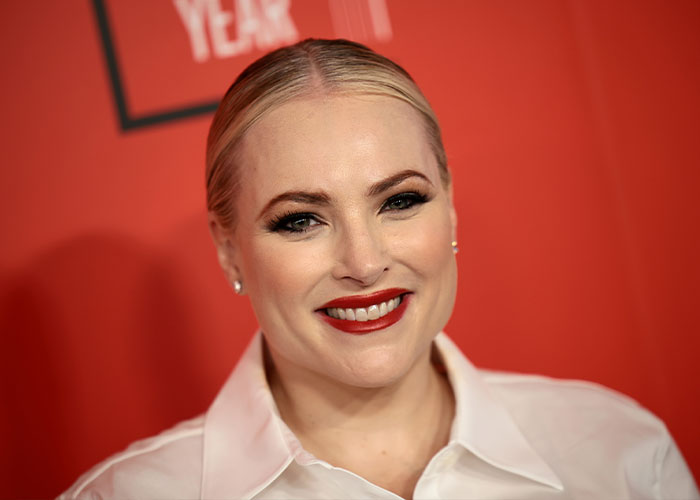 Meghan McCain smiling close-up, illustrating a conservative woman discussing appearance trends. Meghan McCain smiling close-up, illustrating a conservative woman discussing appearance trends.