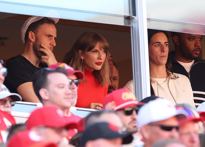 Taylor Swift in a VIP suite with friends during the Chiefs game Taylor Swift in a VIP suite with friends during the Chiefs game