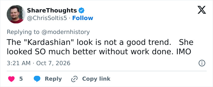 A tweet criticising the Kardashian look trend under a post about Megan Fox appearance. A tweet criticising the Kardashian look trend under a post about Megan Fox appearance.