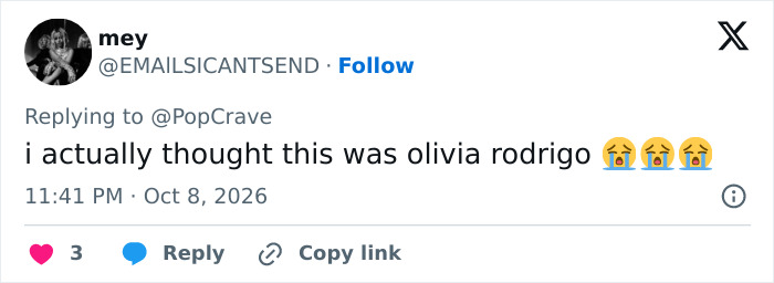 X post from user mey mentioning they mistook Rachel Zegler for Olivia Rodrigo in her new photo.