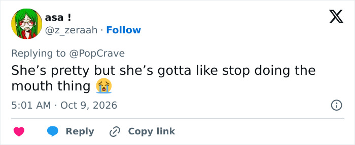 Screenshot of a tweet critiquing Rachel Zegler's posing style.