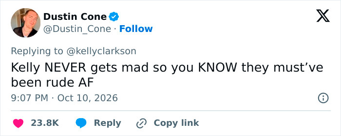 Fan post discussing how Kelly Clarkson blasts Brooklyn store online.