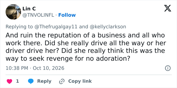A social media comment discussing Kelly Clarkson and her controversy with a Brooklyn store after employee comments.