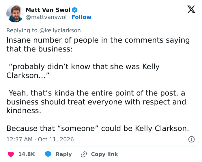 A social media post discussing Kelly Clarkson interaction with a Brooklyn store employee