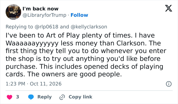 A tweet defending the Brooklyn store mentioned in Kelly Clarkson's experience.