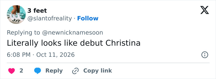 Screenshot of a tweet discussing Christina Aguilera debut look.