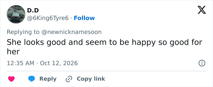 Screenshot of a fan tweet praising Christina Aguilera latest look.