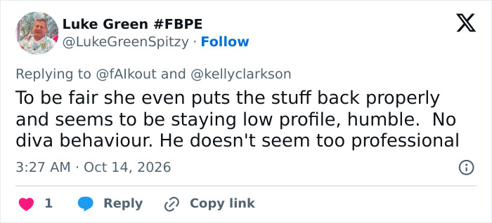Tweet praising Kelly Clarkson's humble behavior in Brooklyn shopkeeper feud