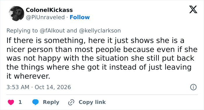Tweet highlighting Kelly Clarkson's kindness in Brooklyn shopkeeper incident