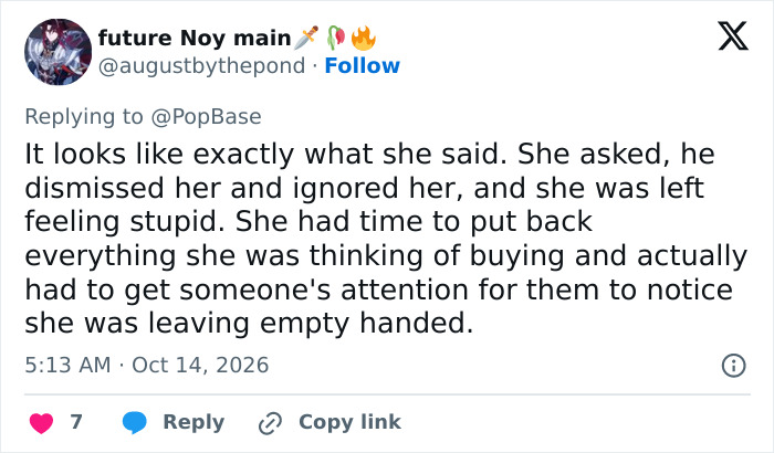 Social media tweet describing Kelly Clarkson's shopping experience and feeling ignored