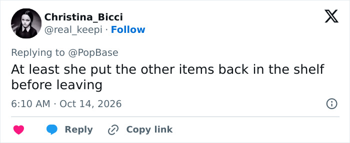 Tweet noting putting back items in shelf in Kelly Clarkson Brooklyn feud