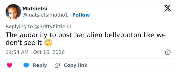 Twitter reply about 58 years old MAGA influencer's exposed bellybutton