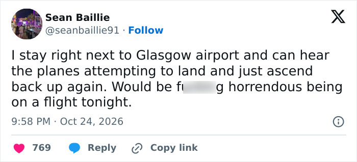 Post discussing planes struggling to land during a flight delay at Glasgow airport.