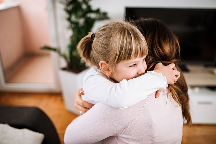 Woman Starts Dating Guy Almost 20 Years Older, Realizes He's Been Hiding A Daughter Woman Starts Dating Guy Almost 20 Years Older, Realizes He's Been Hiding A Daughter