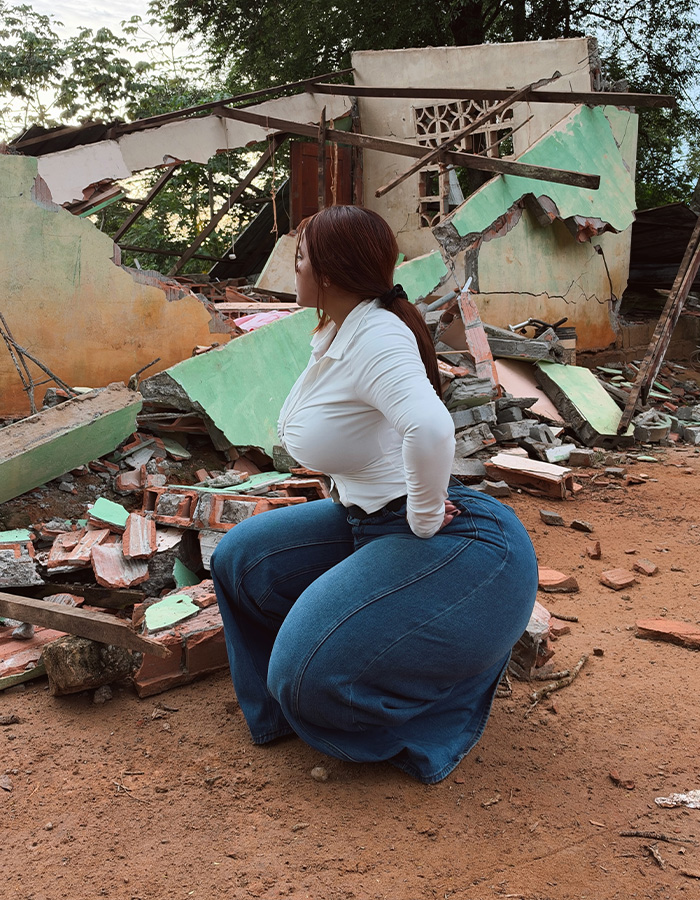 Plus-Size Model Who Gained Fame Because She Couldn't Fit In Plane Seats Reignites Controversy With Earthquake Photos Plus-Size Model Who Gained Fame Because She Couldn't Fit In Plane Seats Reignites Controversy With Earthquake Photos