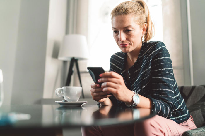 Mysterious Date Shows Off His Cash, Asks Her Not To Tell Anyone, Then Vanishes From The Dating App