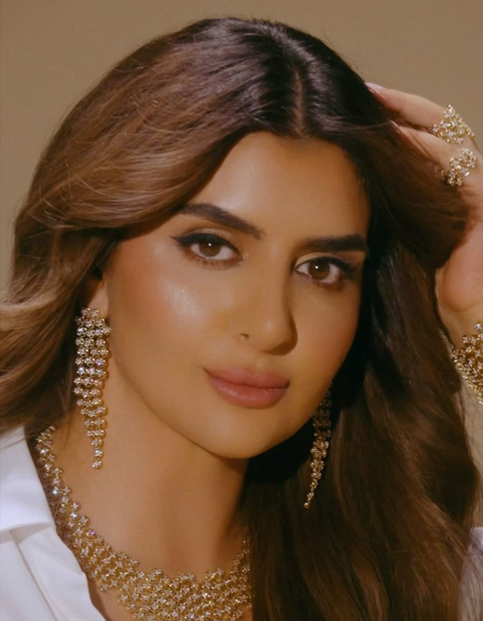Close-up of royal mother wearing luxurious jewelry and makeup