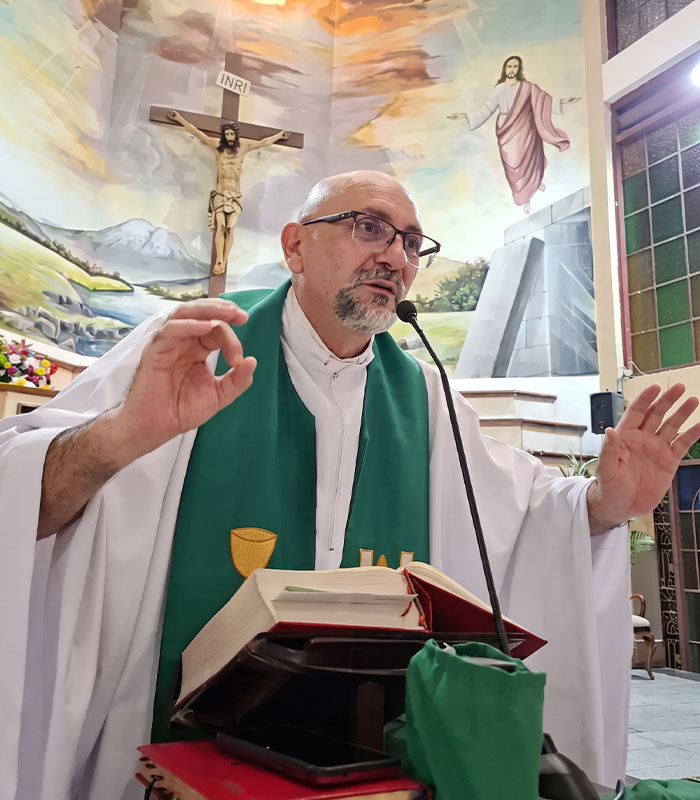Priest’s Family Breaks Silence With Bombshell Claim About The Crucifix That Fell On Him, After His Haunting Final Words Emerge Priest’s Family Breaks Silence With Bombshell Claim About The Crucifix That Fell On Him, After His Haunting Final Words Emerge