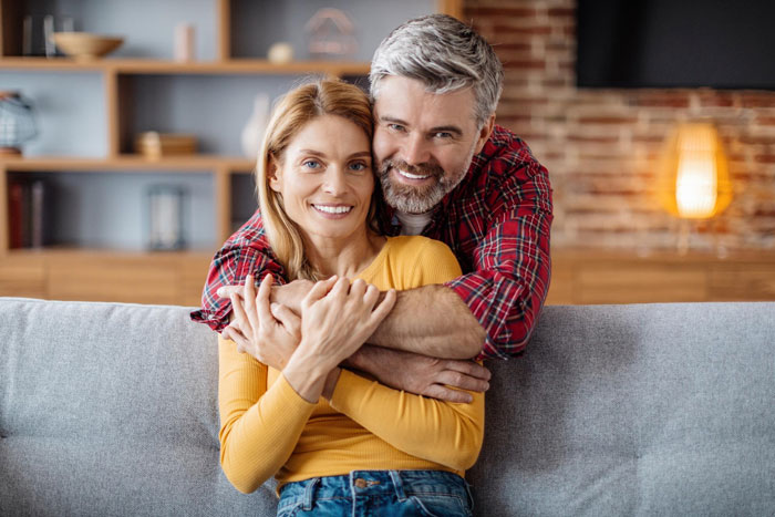 Mysterious Date Shows Off His Cash, Asks Her Not To Tell Anyone, Then Vanishes From The Dating App