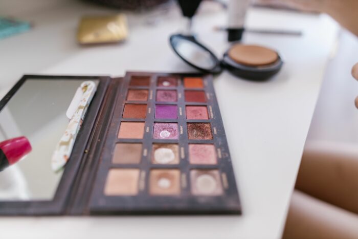 Guy Destroys GF’s £200 Makeup Collection, Then Lectures Her About Being Too Attached To Her Stuff Guy Destroys GF’s £200 Makeup Collection, Then Lectures Her About Being Too Attached To Her Stuff