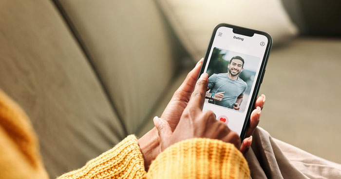 Mysterious Date Shows Off His Cash, Asks Her Not To Tell Anyone, Then Vanishes From The Dating App