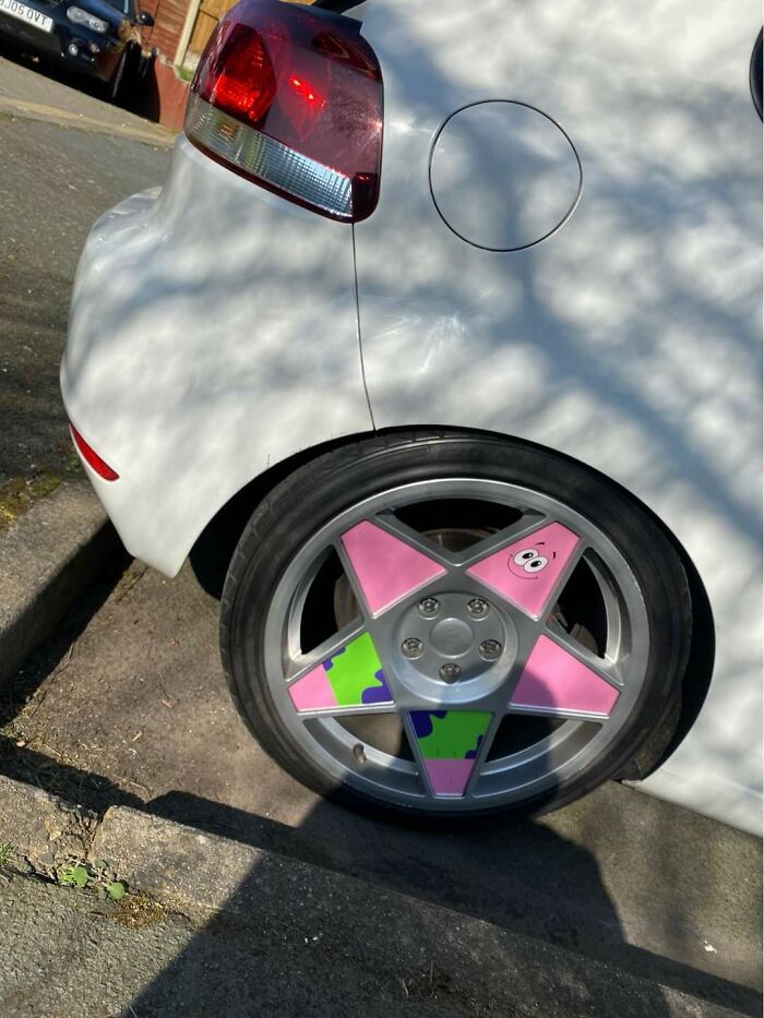 A car wheel rim painted to look like Patrick Star DIY projects