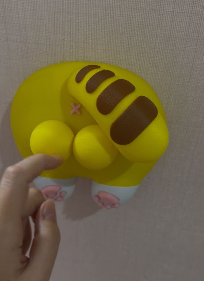 A cute yellow cat b**t wall decoration demonstrating fun 3D prints