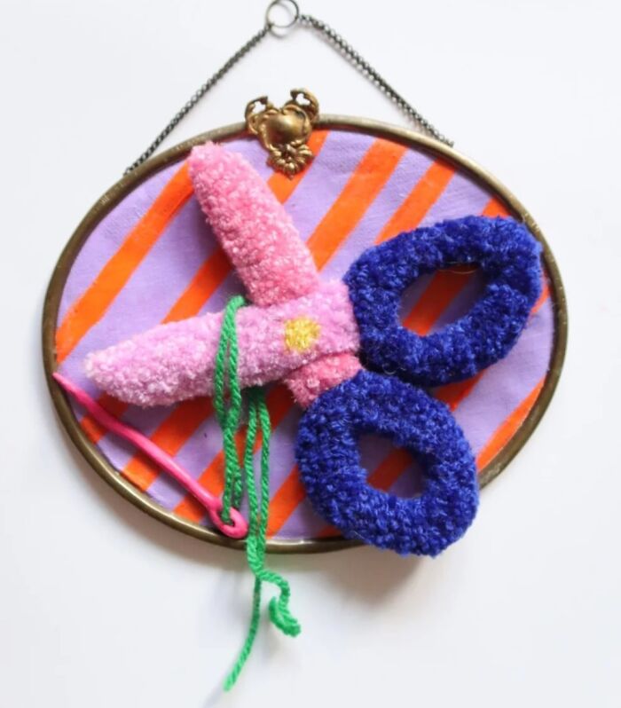Tufted scissors craft art on a striped frame by Ina Dyreborg
