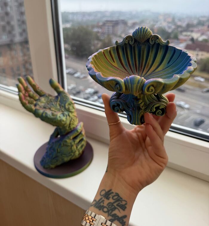 Hand-held decorative bowl and matching hand statue made from creative 3D prints