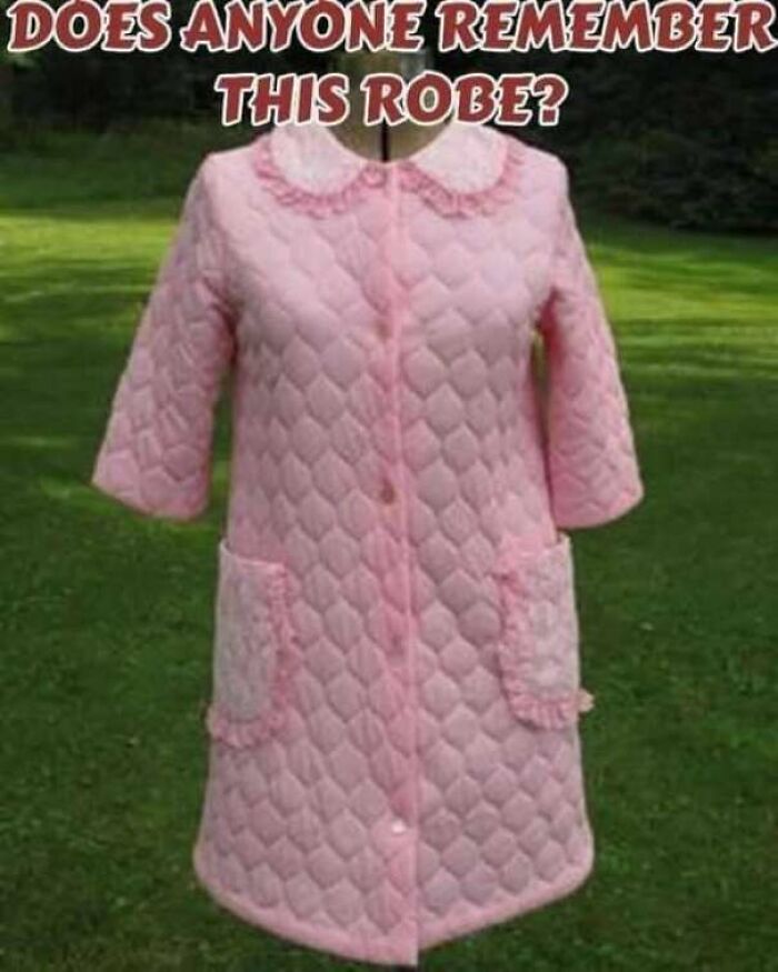Vintage pink quilted robe with pockets from 70s fashion