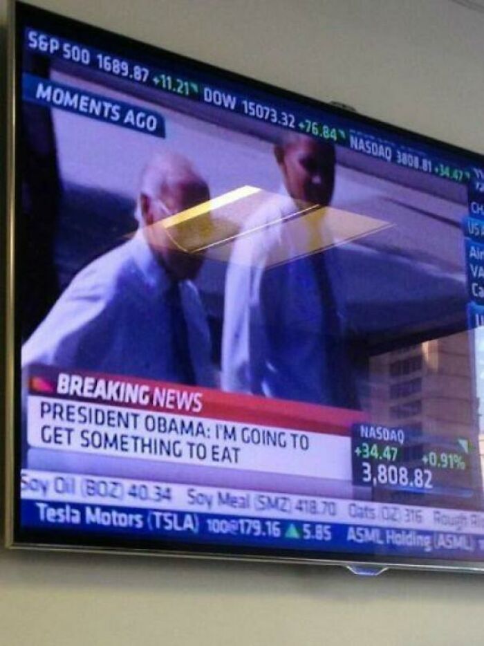 An unhinged news headline on television reading President Obama is going to get something to eat.