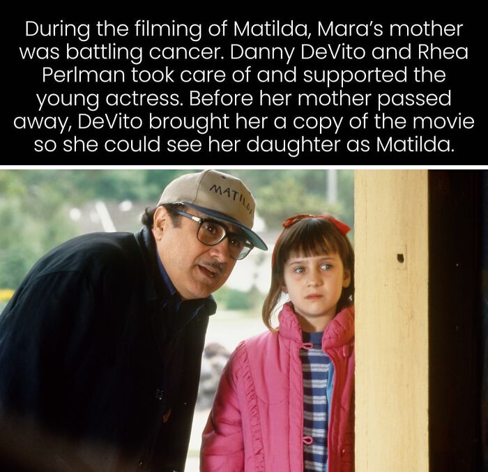 Danny DeVito with young actress Mara Wilson, captured in heartwarming photos from history